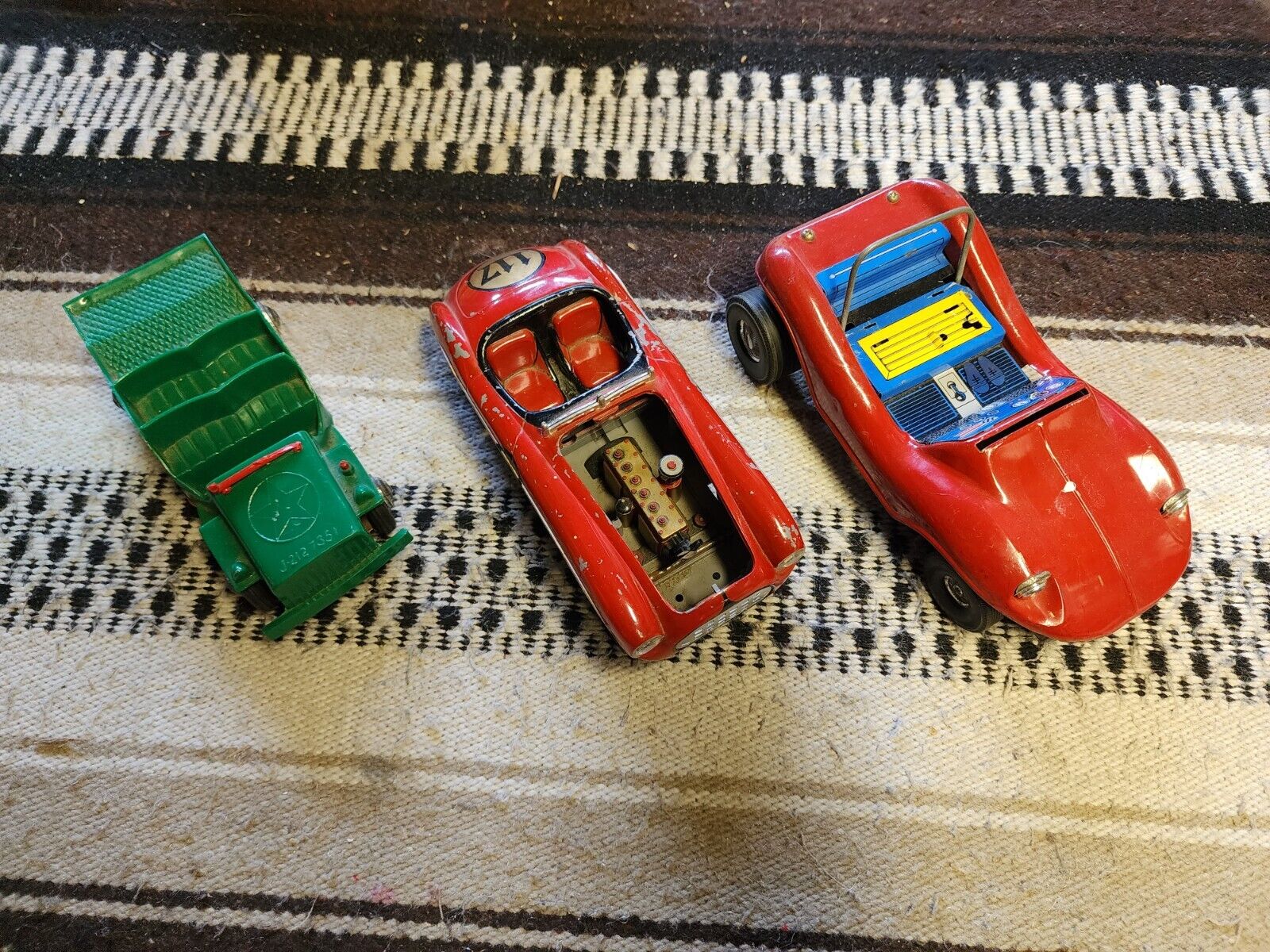 VINTAGE TIN TOY CAR LOT OF 3 (1 PLASTIC JEEP)  DUNE BUGGY SPORTS CAR POOR COND.