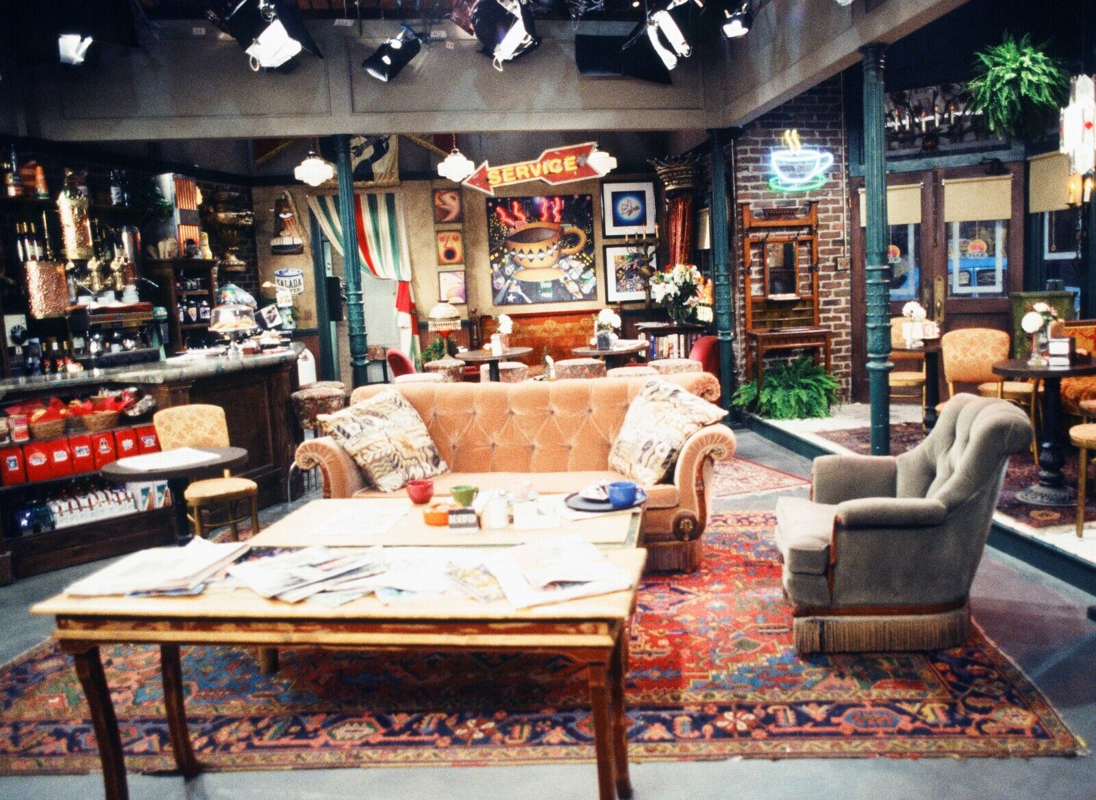 FRIENDS - TV SHOW PHOTO #E-16 - BEHIND THE SCENES